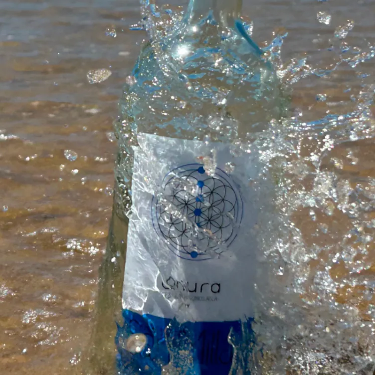 Botella de vidrio Onura en el agua